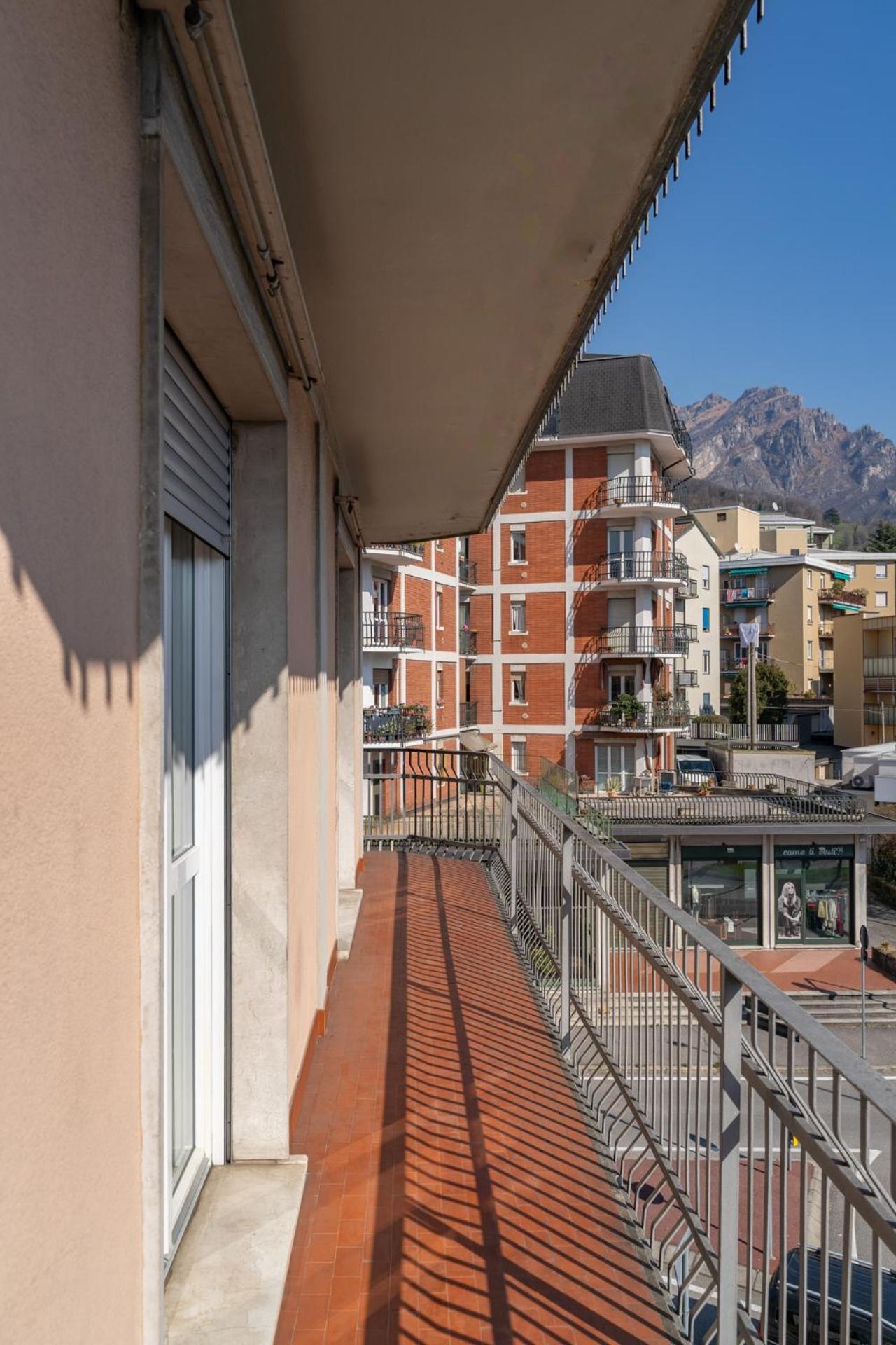 Spacious Apartment With Panoramic Views In Lecco Exterior foto