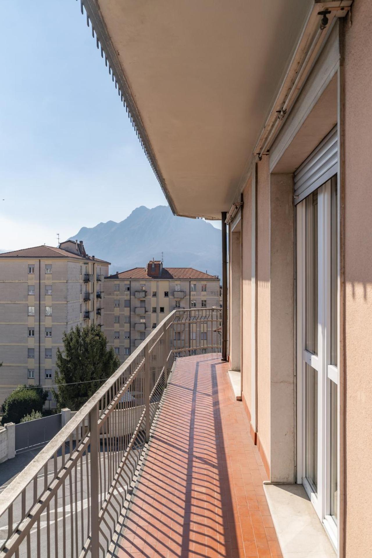 Spacious Apartment With Panoramic Views In Lecco Exterior foto